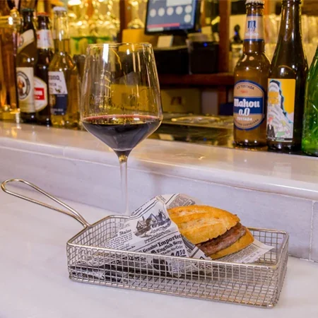 Tomar vino en Muerde Madrid
