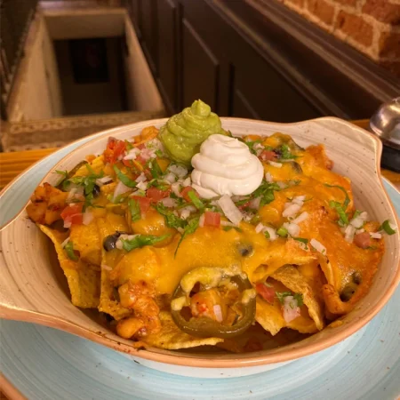 Cenar en malasaña nachos estilo muerdemadrid
